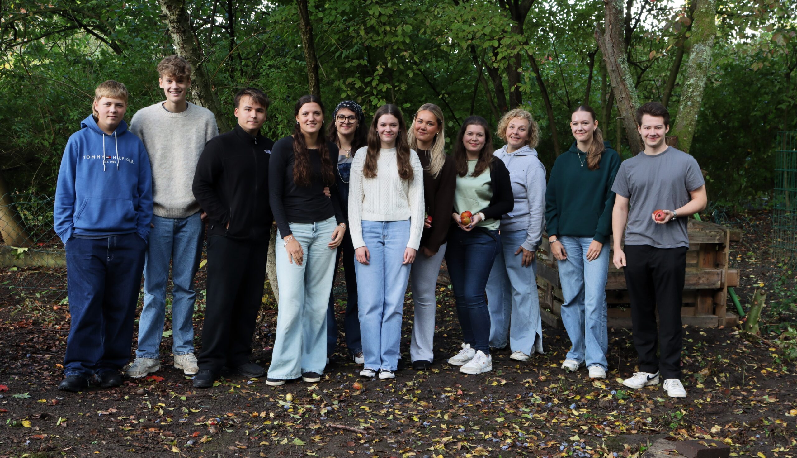 Mitglieder der Projektgruppe Grüne Schule im Schulgarten