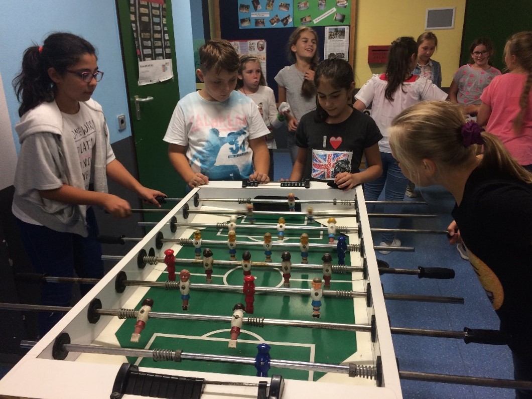 Schülerinnen und Schüler spielen Kicker im BIB