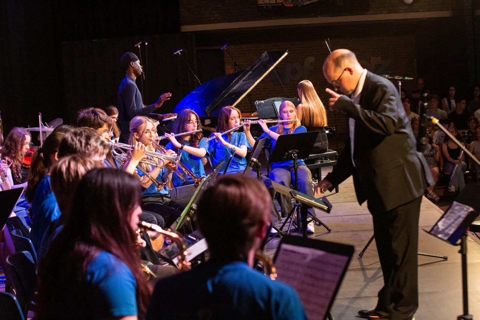 Dirigat der Big Band während eines Konzerts