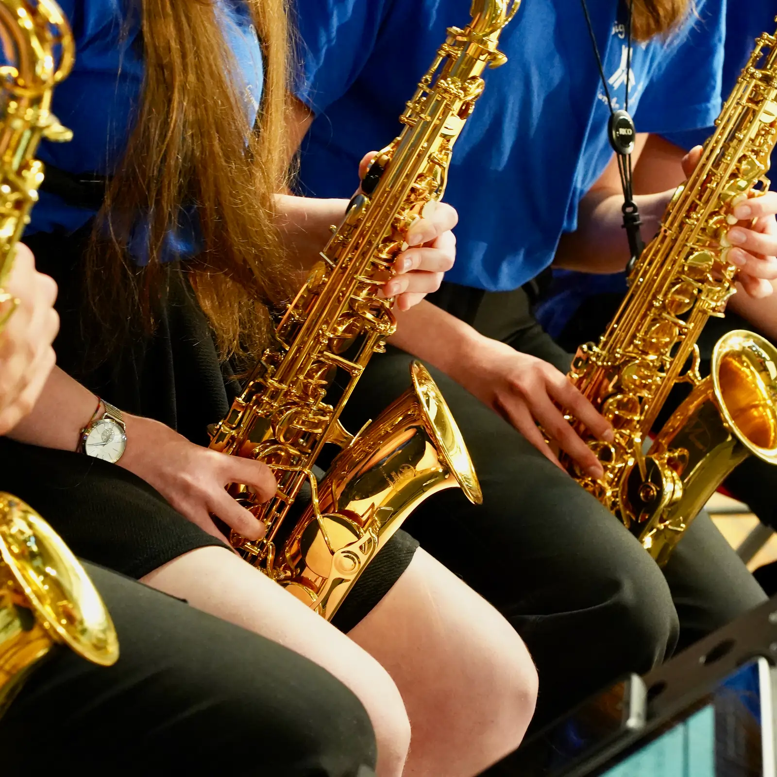 Junge Musikerinnen beim gemeinsamen Musizieren in der Big Band