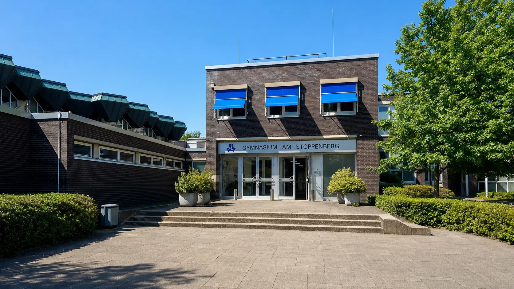 Haupteingang des Gymnasiums Am Stoppenberg