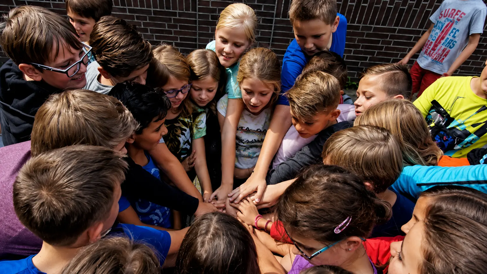 Schülerinnen und Schüler arbeiten gemeinsam an einem praktischen Projekt
