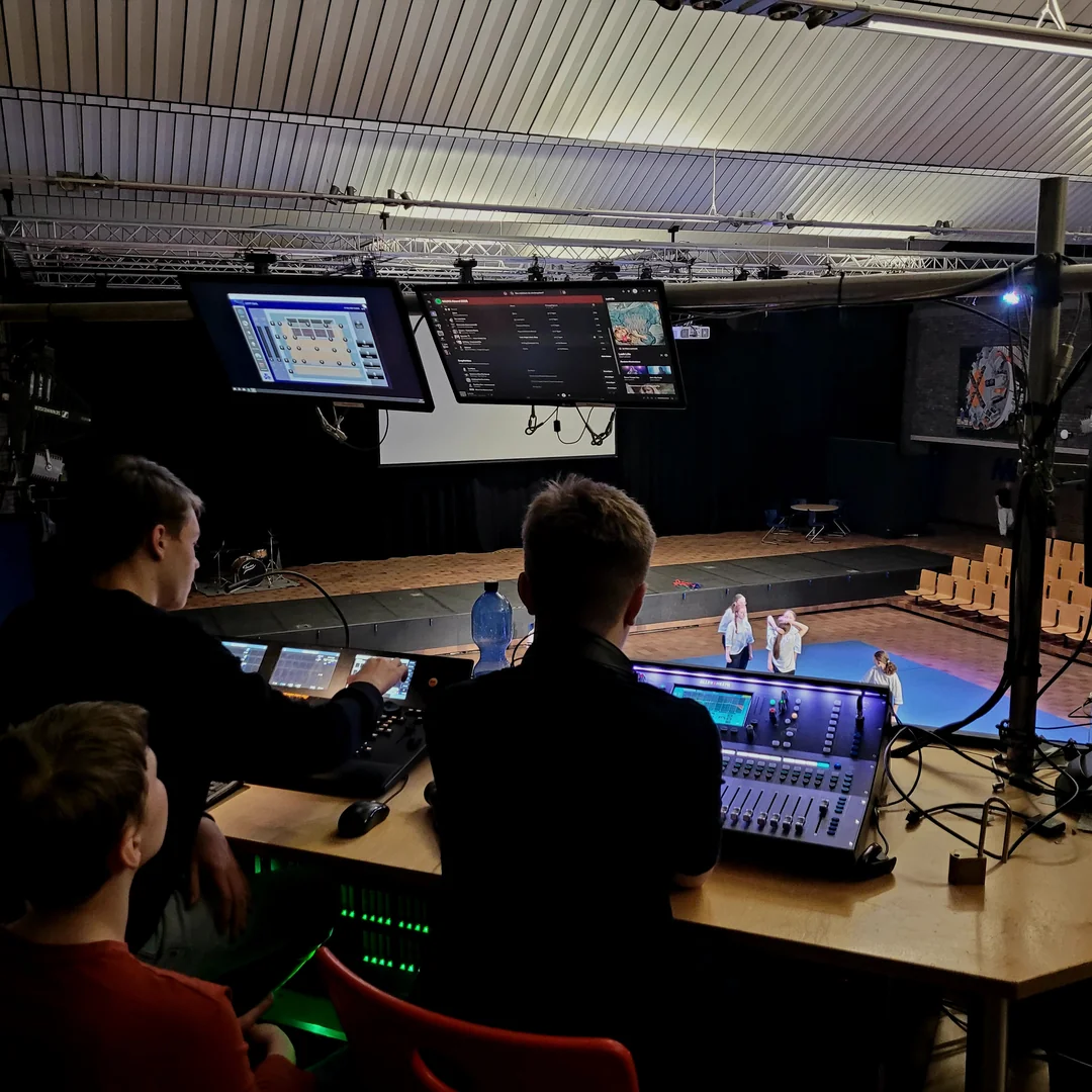 Schülerinnen und Schüler steuern die Licht- und Tontechnik bei einer Schulaufführung