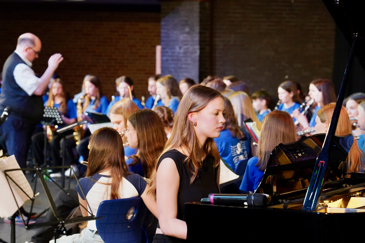 Schülerinnen und Schüler beim Spielen ihrer Blasinstrumente
