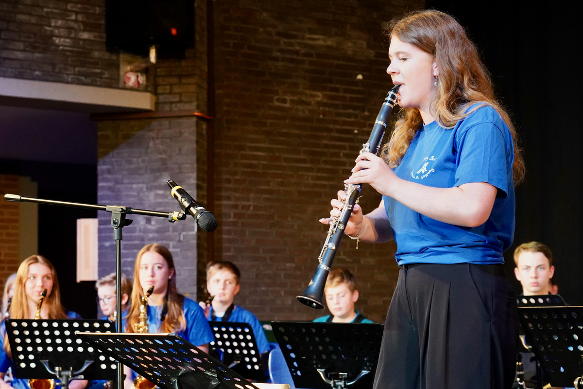 Musikerin bei einem Konzertauftritt der Big Band