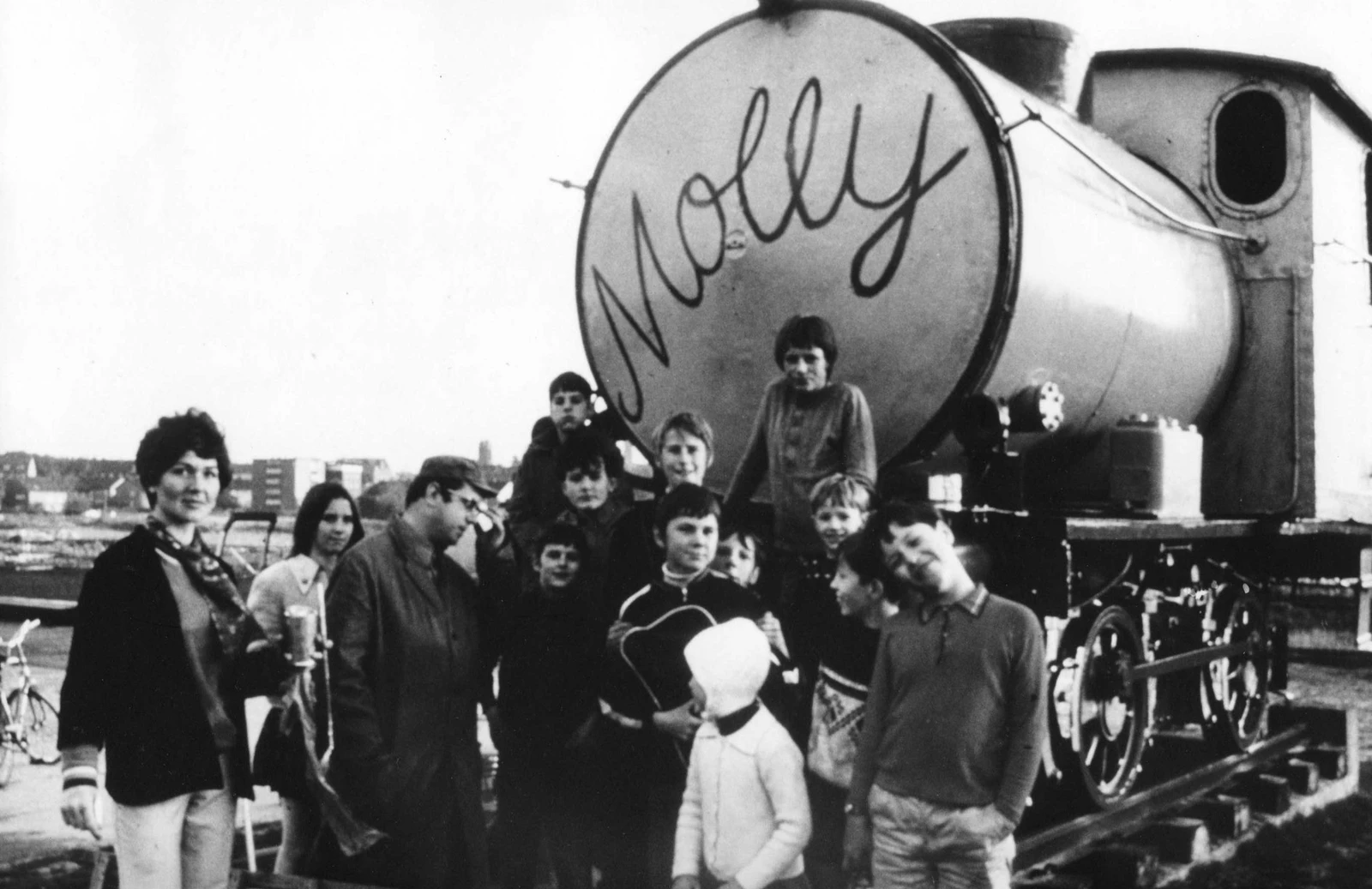 Schülerinnen und Schüler bei der Taufe der Lok Molly