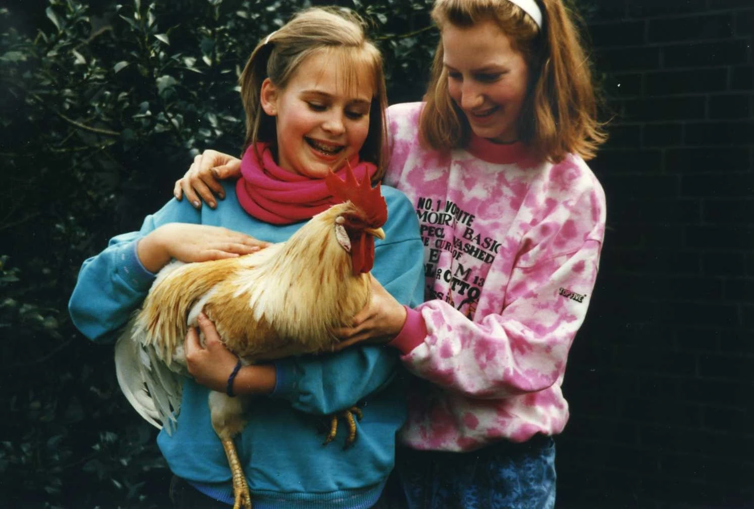 Kinder mit einem Huhn auf dem schuleigenen Hühnerhof