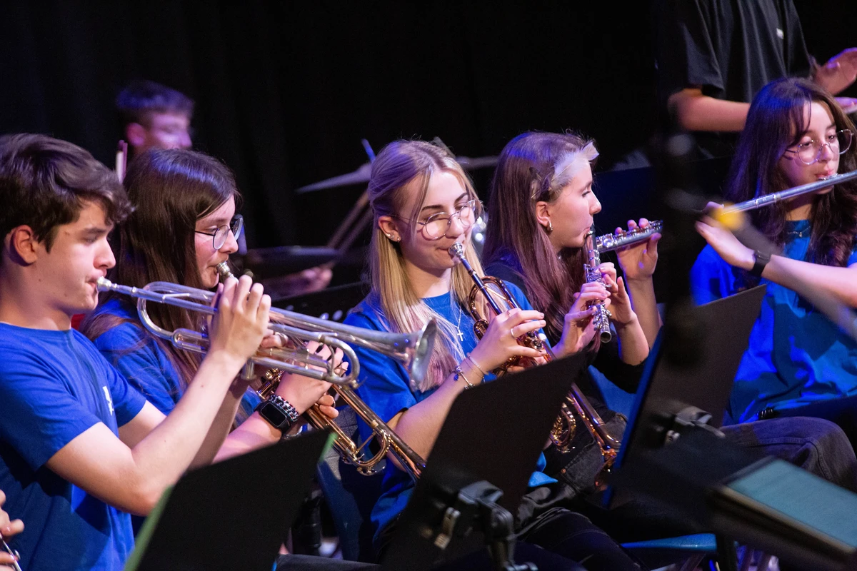 Musiker der Big Band an seinem Instrument