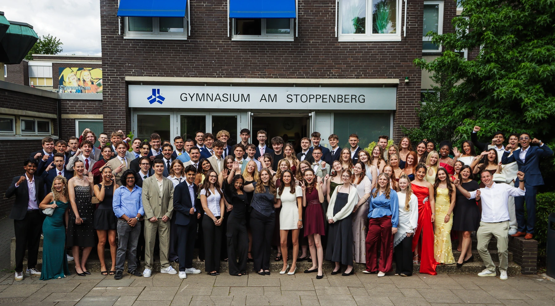Die Abiturientia 2026 vor dem Gymnasium Am Stoppenberg