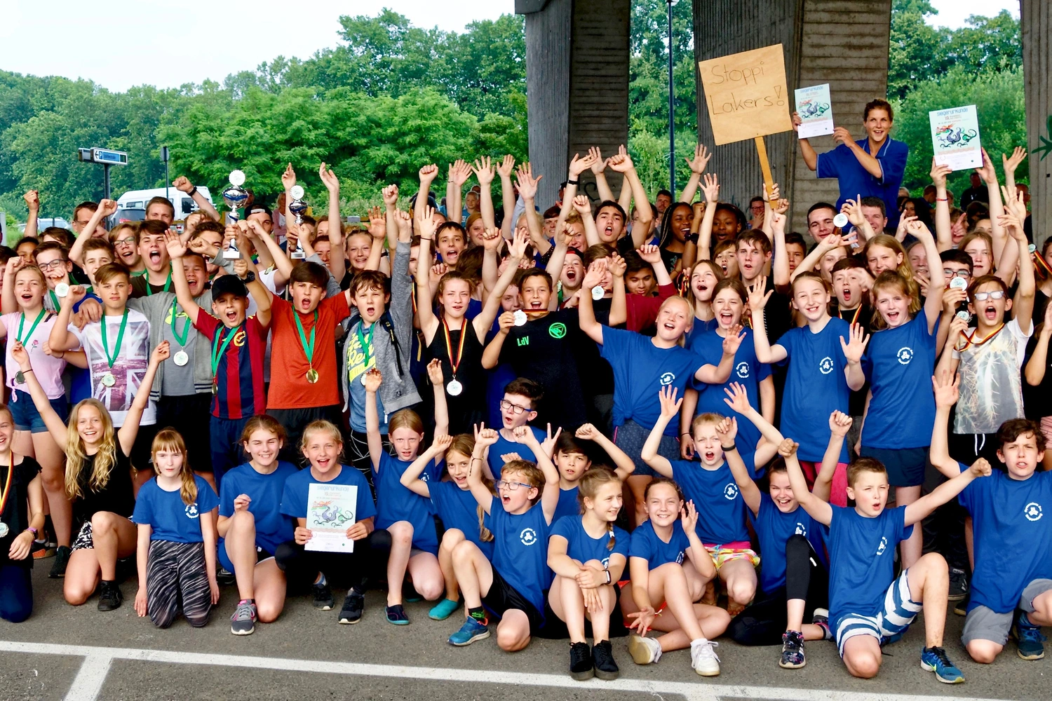 Schülerinnen und Schüler bei einem gemeinsamen Ausflug