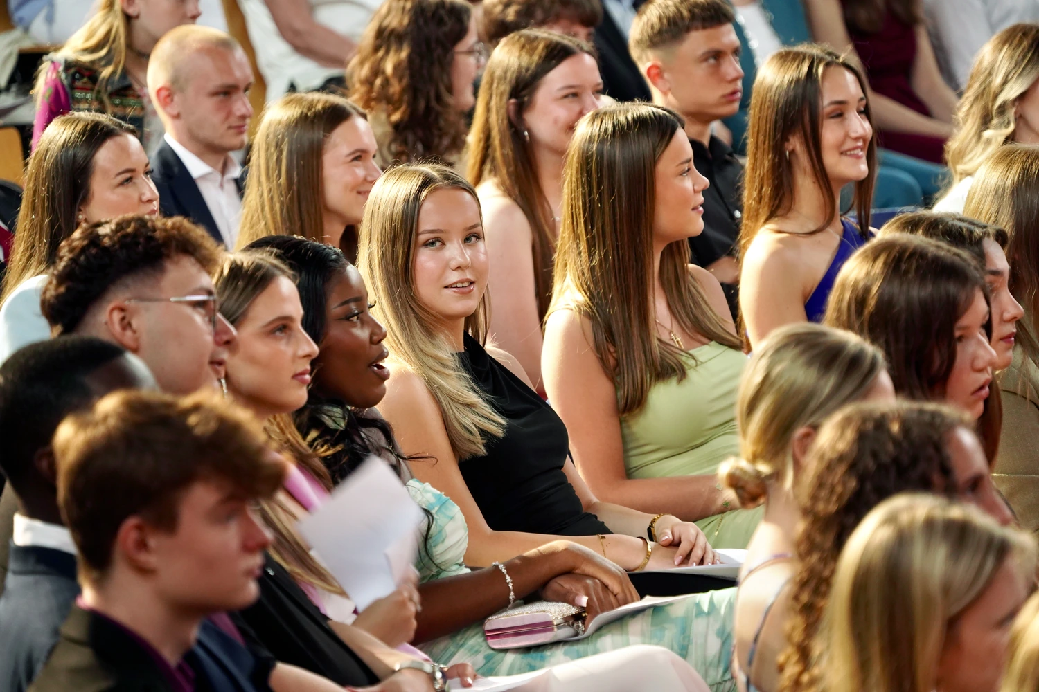 Schülerinnen und Schüler bei einer Veranstaltung