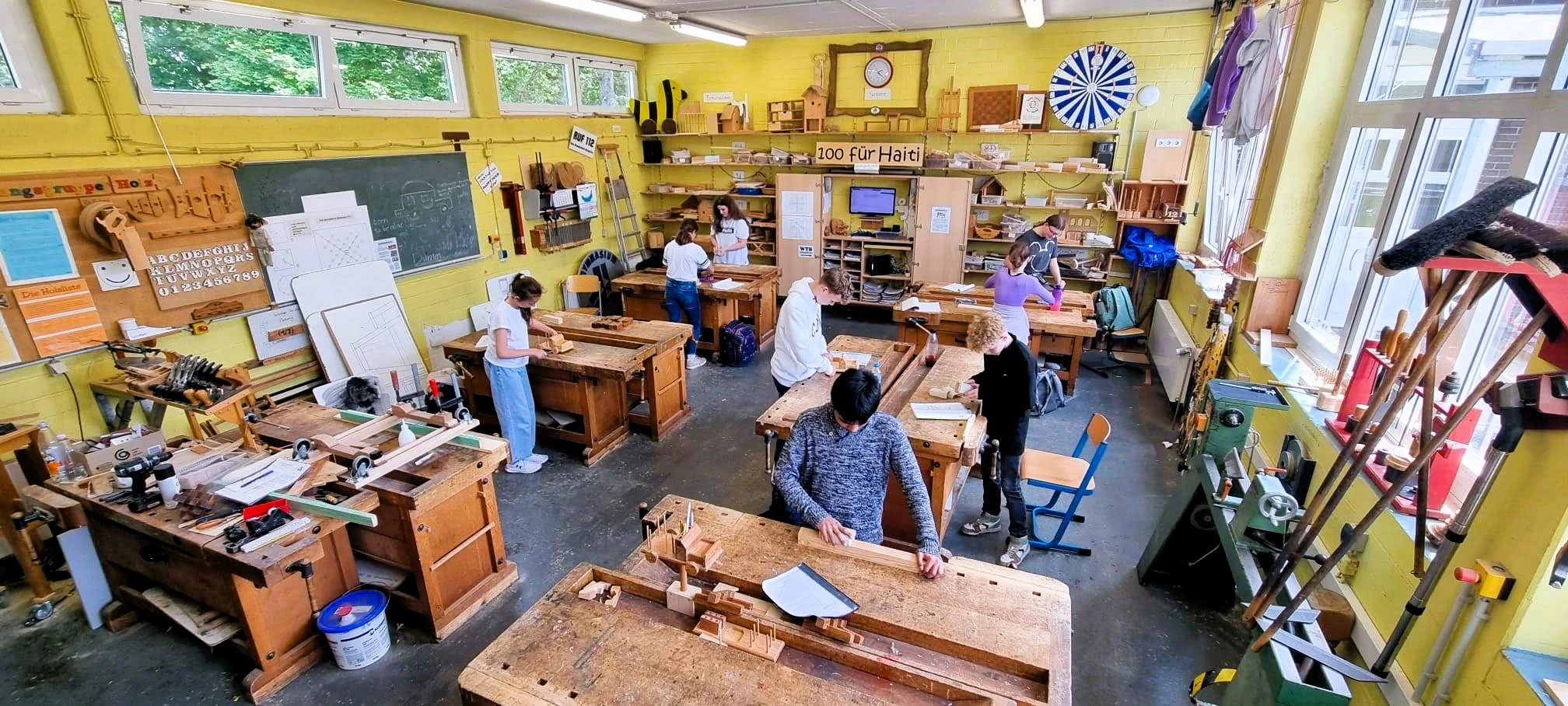 Schülerinnen und Schüler arbeiten in der Holzwerkstatt