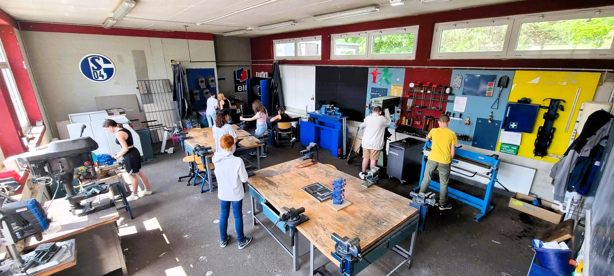 Schülerinnen und Schüler arbeiten in der Metallwerkstatt