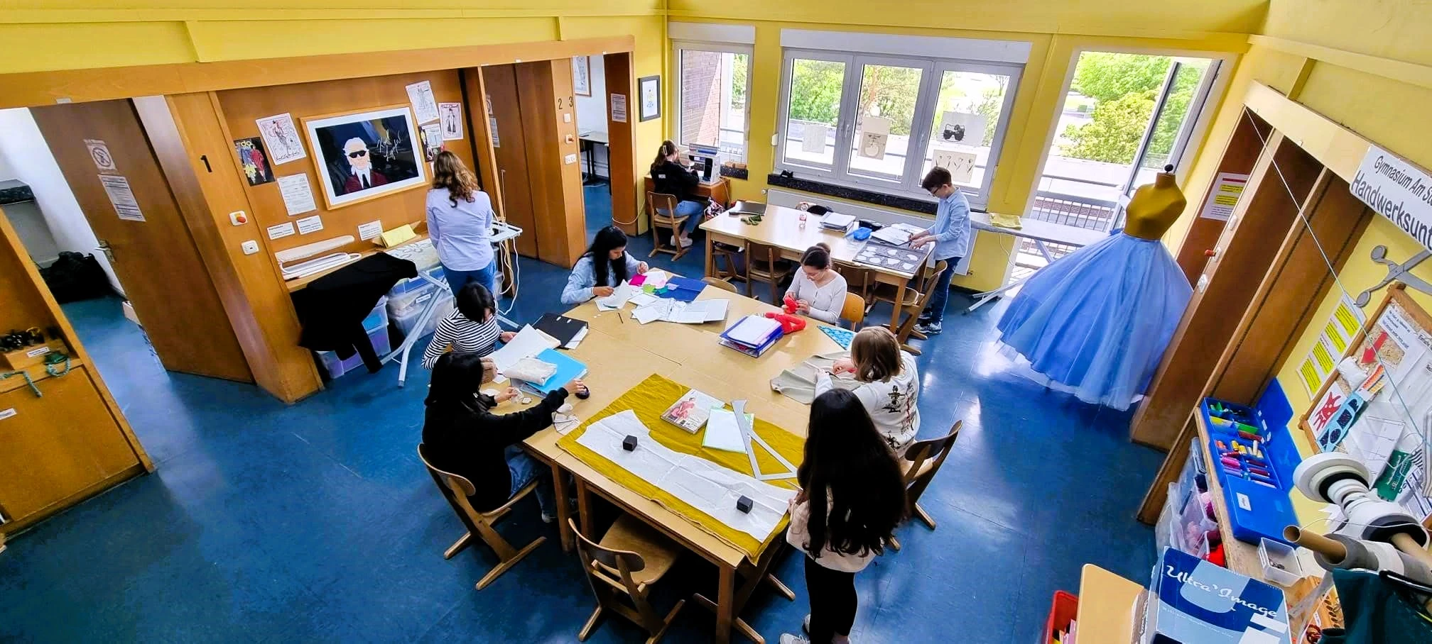 Schülerinnen und Schüler arbeiten in der Textilwerkstatt